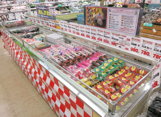 富山のお正月はカマボコがスーパーで大量陳列！
