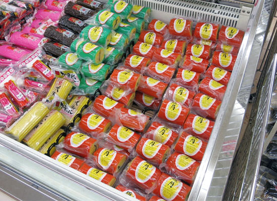 富山のお正月はカマボコがスーパーで大量陳列！
